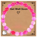 Dettaglio del bracciale in agata rosa con ciondolo a cuore su biglietto regalo Get Well Soon - Bracciale Agata Striata Rosso Rosa