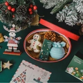 Christmas scented candle gift set with gingerbread man and blue candle in red box - Blue Bell/White Gingerbread Combo