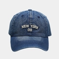 Makrodetail der NEW YORK 08 Stickerei auf gewaschener Denim-Baseballkappe mit 3D-Nähten - Einheitsgröße / Dunkelblau