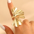 Bague irrégulière en alliage doré en forme de feuille de ginkgo à plis texturés - Or Style Éventail Plissé (0686)