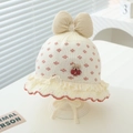 Dettaglio cappello neonato in maglia con fiocco in velluto e bordi in pizzo - 6 mesi - 2 anni / Bianco