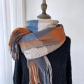 Sciarpa a quadri con frange in arancione, blu e grigio in morbido cashmere sintetico - Arancione e Blu
