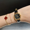 Montre à quartz carrée dorée avec bracelet en cuir noir sur poignet féminin - Cuir Noir Boîtier Doré