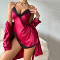Camisón de satén color burdeos con encaje negro y bata a juego en un entorno elegante - S / Rojo
