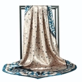 Elegante foulard quadrato 90cm in finta seta con stampa leopardata su supporto - 90x90cm / Leopardo Beige