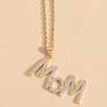 Halskette aus 14K vergoldetem Edelstahl mit einem mit Zirkonia besetzten Mom-Anhänger - mom Buchstabe-Weißer Zirkonia