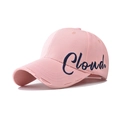 Dettaglio del cappellino rosa in cotone con ricamo Cloud blu e finitura effetto invecchiato - Rosa