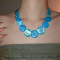Detalle de collar bohemio con discos de nácar degradados en azul pavo real irisado - Azul