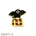 Spilla in smalto a forma di corvo nero su uno scrigno del tesoro con bordi dorati - Corvo con Scrigno del Tesoro (CZ2271-2)