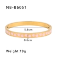 Vue de dessus du bracelet en acier doré avec cœur en émail rose et détails de dimensions - Style Cœur Rose (NB-B6051)