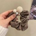 Elegante bruine satijnen scrunchie met twee witte parels voor knotkapsels - 2# Lichtbruine Scrunchie