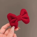 Barrette à cheveux nœud en velours rouge avec pompons traditionnels pour le Nouvel An - Nœud en velours rouge