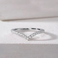 Anello impilabile a V in argento S925 con pavé di moissanite dal design minimalista - US 5 / Argento