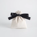 Cremeweißer Plüsch-Schmuckbeutel aus Samt mit einer schwarzen Satinschleife als Verschluss - Off-White Mit Schwarzem Band / 7x9cm