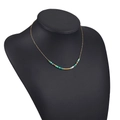 Collana bohémien multistrato con perle turchesi e dorate su supporto per manichini - Perline Cilindriche in Argilla Verde Blu Bianco