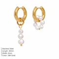Boucles d'oreilles créoles asymétriques en acier doré 18K avec perles baroques - Style Pendant Asymétrique (TE19497) / Or