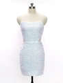 Dettaglio del mini abito bianco con paillettes e ritagli laterali su un manichino da sartoria - L / Bianco