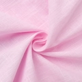 Detaillierte Makroansicht der rosa Leinenstofftextur mit natürlichem Kreuzgewebe und Falten - S / Rosa
