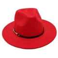 Λεπτομέρεια κόκκινου καπέλου fedora με μαύρη δερμάτινη ζώνη και χρυσή μεταλλική αγκράφα - Ένα μέγεθος / Κόκκινο