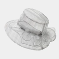 Détail d'un chapeau en organza avec motifs rayés et accents floraux multicouches élégants - Gris clair