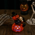 Dettaglio statuetta di zucca di Halloween luminosa con teschio e cappello a cilindro - Stile Faccia di Zucca