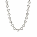 Primo piano dettagliato della collana a maglie geometriche a forma di X argento - Collana / Argento