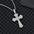 Gros plan du pendentif croix hip-hop serti de cristaux sur une chaîne torsadée - Argent + Chaîne Twist 24 pouces*3mm