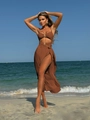 Detalle del conjunto de bikini marrón con top cut-out y falda de playa con abertura - S / Café