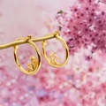 Détail macro de boucles d'oreilles créoles en argent S925 doré avec relief ange cupidon - Argent 925 / Doré