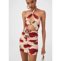 Zomerse halterneck bodycon jurk met rode bloemenprint en 3D-roos taille detail - L / Roze Basis Rode Rozenprint