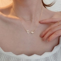 925 zilveren tulp ketting in goud met witte chalcedoon en zirkoon gedragen door model - Goud