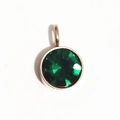 Détail d'un pendentif pierre de naissance verte 6mm avec monture en acier doré à l'or - Or Rose Mai