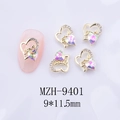 Vista macro di ciondoli per unghie a cuore 3D dorati con strass e dettaglio Love - Stile Zircone Sfumato Rosa Verde con Base Oro(9401粉包绿)