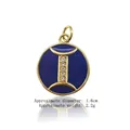 Dettaglio del ciondolo dei Gemelli in metallo placcato oro con smalto blu e piccoli cristalli - Gemelli (Smalto Blu)