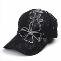 Detalle de gorra de encaje negro con lazo grande de diamantes de imitación para mujer - Decoración de Mariposa / Negro