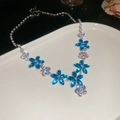 Dettaglio della collana floreale in argento con cristalli di zircone blu e trasparenti - Collana - Argento - Blu
