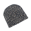 Nahaufnahme des Leopardenmusters auf der weichen Jacquard-Strickmütze für den Winter - Dunkelgrau