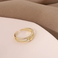 Eleganter goldener zweischichtiger Herz-Zirkon-Ring mit Zirkoniasteinen auf beigem Display - Doppelschichtiges Herz / Gold (D7117)
