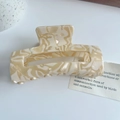 Pinza per capelli media in acetato con motivo marmorizzato e nuvolato bianco e beige - Beige