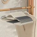 Pack de 10 perchas beige antideslizantes con acolchado gris y ganchos de metal - Gris Tranquilo