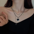 Détail du collier à deux rangs en acier avec cœur pixel et pendentif gravé I love you - Style Double Couche avec Étiquette Ronde Alphabet Cœur