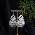 Dettaglio degli orecchini etnici in argento con nappe e motivo a pavone - Nappa Schermo Pavone (E6085-1) / Argento