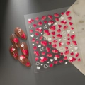Détail des autocollants 3D pour ongles cœur et manucure finie sur une surface en marbre - Style de Cœur (CO-212)
