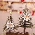 Décoration flocon en bois naturel avec sapin gravé et détails découpés en blanc - Flocon de neige / 2 Pcs/Paquet