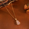 Vue détaillée du collier en or avec pendentif gourde et pierres roses serties - Collier Wu Lou Zircon Rose Doré (T029)