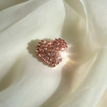 Spilla a cuore con strass rosa scintillanti su fondo di seta morbida ed elegante - Stile Cuore / Rosa