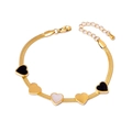 Bracciale a catena serpente dorata con ciondoli a cuore in madreperla nera e bianca - Bracciale di Cuore