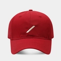 Detalle de gorra de béisbol de algodón rojo con rayas diagonales blancas bordadas - Ajustable / Rojo