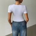 Aansluitend wit dames T-shirt met V-hals getoond vanuit het achteraanzicht - S / Wit
