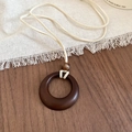Détail du pendentif rond en résine sur cordon suédine beige sur tissu de lin - 20# Collier-Blanc-Café